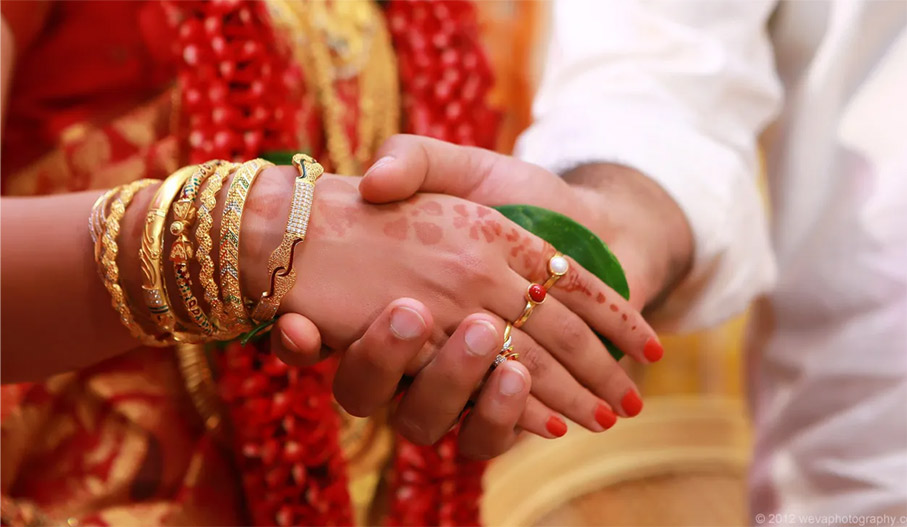 Image of Bride and Groom holding hands in a Kerala Hindu Marriage